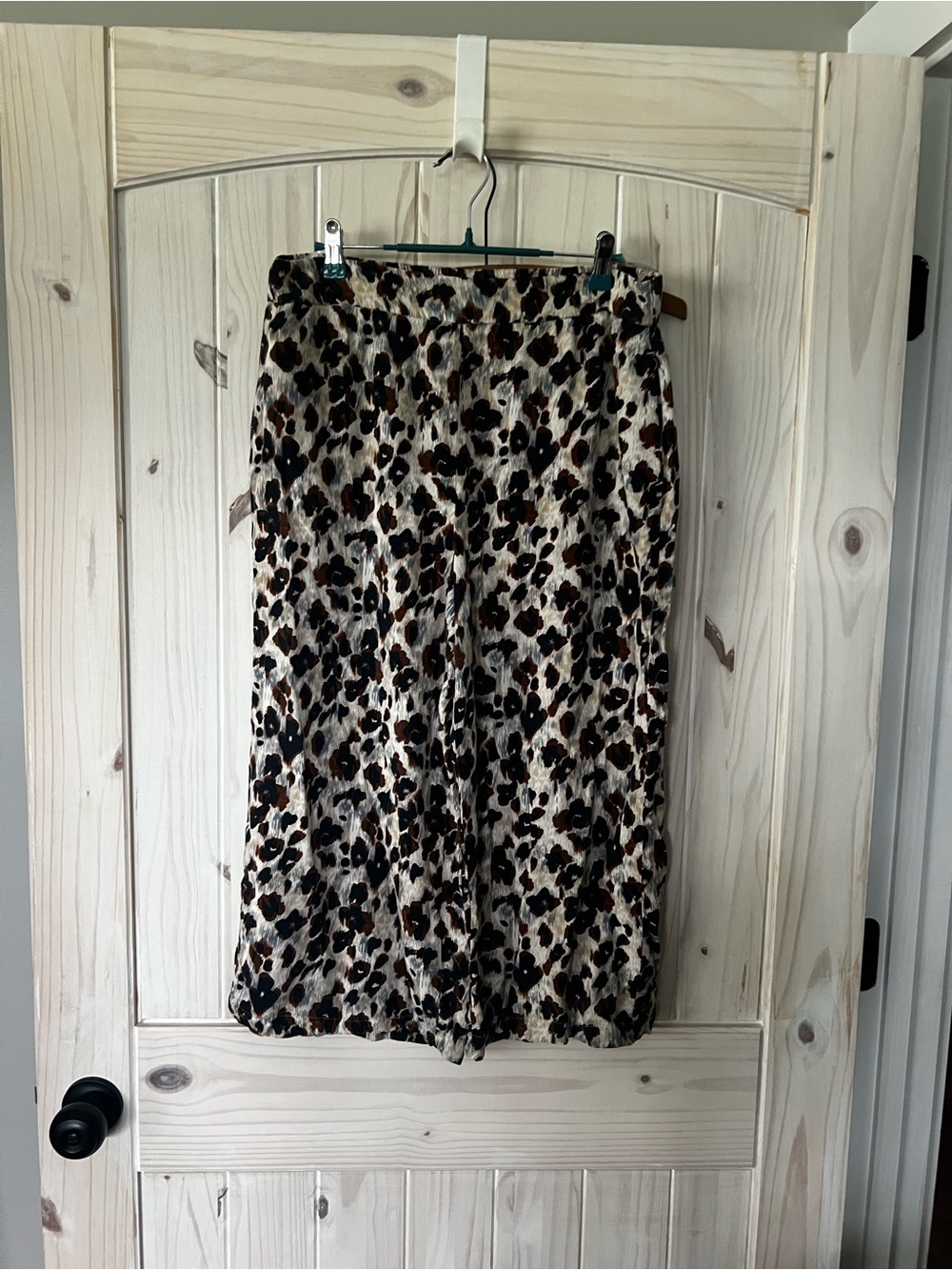 Leopard Print capri pants in Beige and Brown